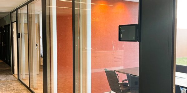digital signage screens for conference rooms