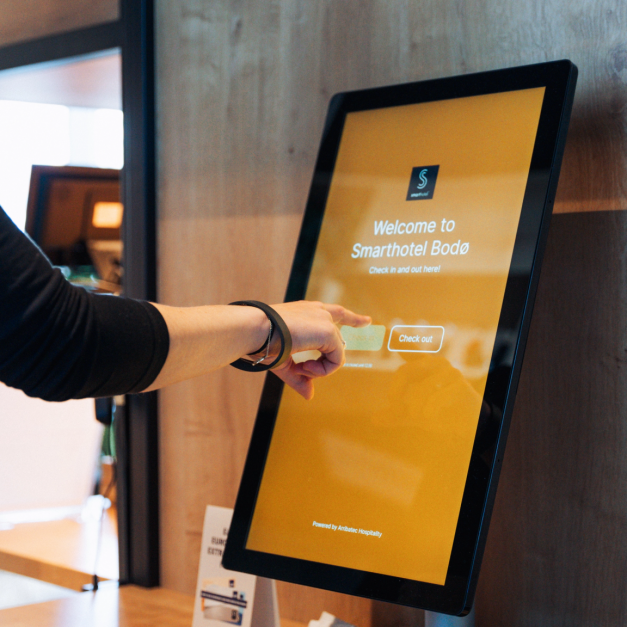 Self-service unmanned hotel kiosk for reception